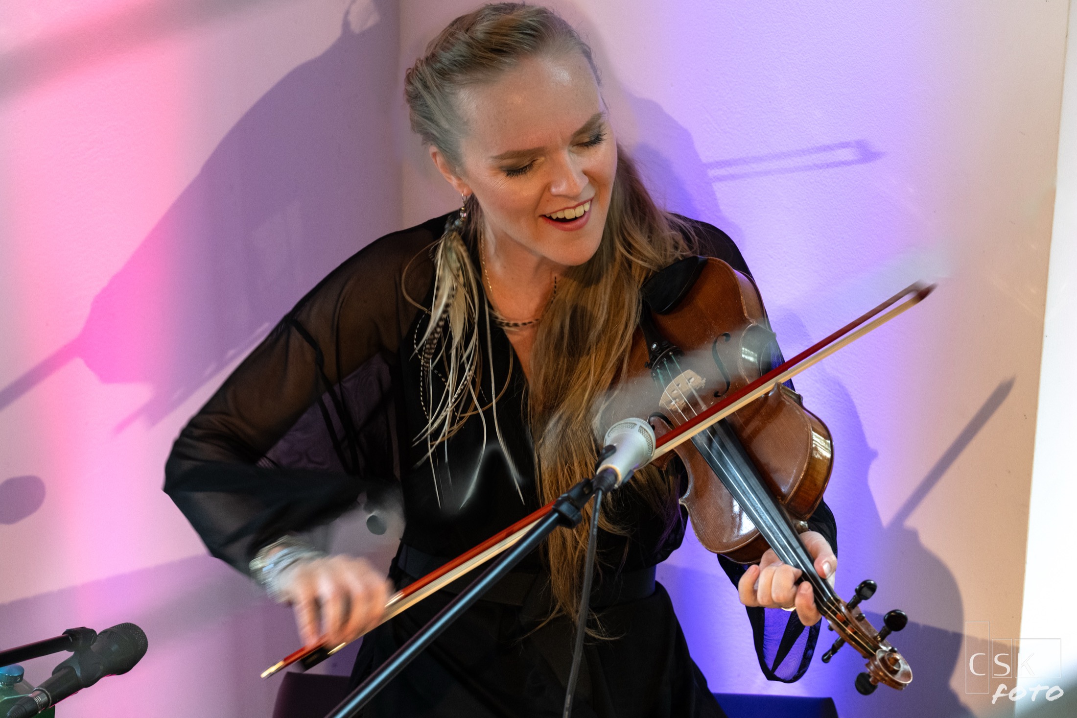 Kadri Voorand playing violin during a live performance.